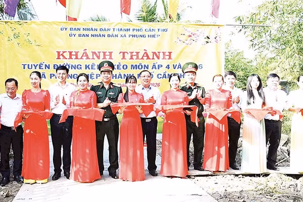 Ban Tổ chức Tết quân dân 2026 khánh thành tuyến giao thông nông thôn ở xã Phụng Hiệp.