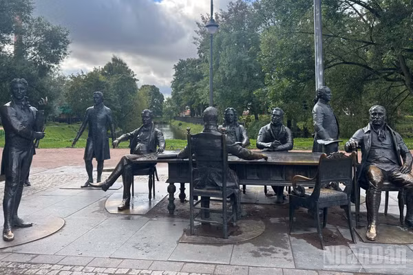 Quần thể tượng đài các kiến trúc sư xây dựng thành phố Saint Petersburg. (Ảnh: THÙY VÂN)