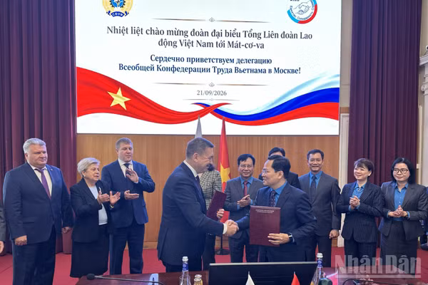 Lễ ký Bản ghi nhớ hợp tác giữa Tổng Liên đoàn Lao động Việt Nam và Liên hiệp Công đoàn Độc lập Nga. (Ảnh: THÙY VÂN)