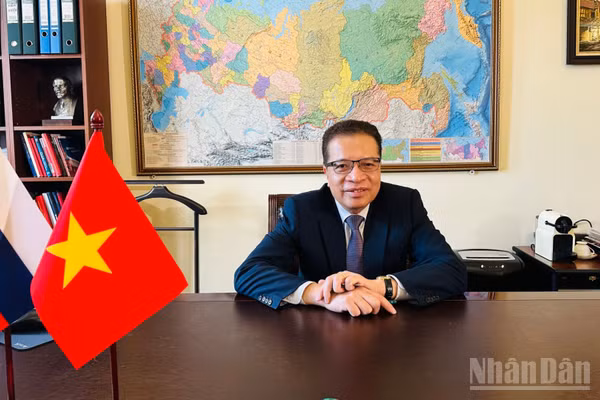 Đại sứ Việt Nam tại Liên bang Nga Đặng Minh Khôi trả lời phỏng vấn phóng viên Báo Nhân Dân thường trú tại Nga.