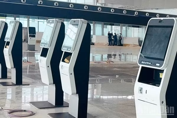 Khu vực check-in tự động bên trong nhà ga hành khách sân bay Long Thành đang gấp rút thi công các công đoạn cuối. (Ảnh: THIÊN VƯƠNG)