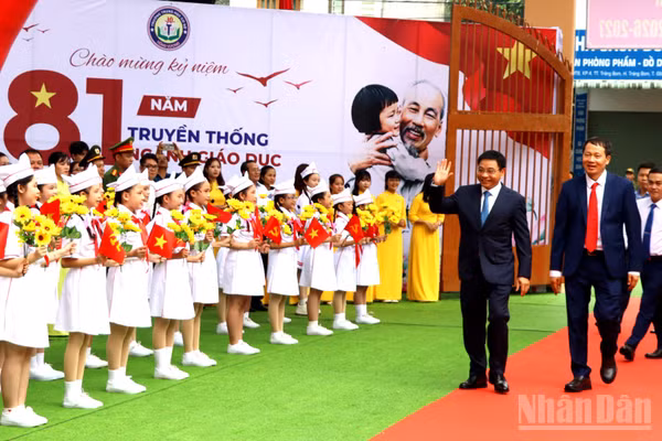 Phó Thủ tướng Chính phủ Nguyễn Văn Thắng và Bí thư Thành ủy Đồng Nai Vũ Hồng Văn dự lễ khai giảng năm học mới tại Trường trung học cơ sở Hùng Vương, phường Trảng Bom. (Ảnh: THIÊN VƯƠNG)