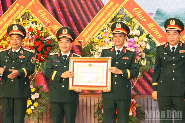 Thượng tướng Nguyễn Văn Gấu, Ủy viên Trung ương Đảng, Thứ trưởng Quốc phòng trao Huân chương Bảo vệ Tổ quốc cho Ban Giám hiệu Trường Sĩ quan Lục quân 2.