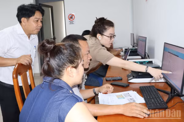 Cán bộ Trung tâm phục vụ hành chính công phường Long Thành hướng dẫn người dân nộp hồ sơ trực tuyến theo phương châm "cầm tay, chỉ việc".