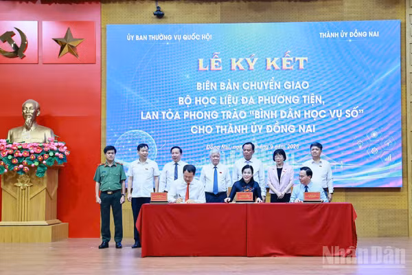 Lễ ký kết bàn giao Bộ học liệu đa phương tiện "Bình dân học vụ số" cho Thành ủy Đồng Nai. (Ảnh: THIÊN VƯƠNG)