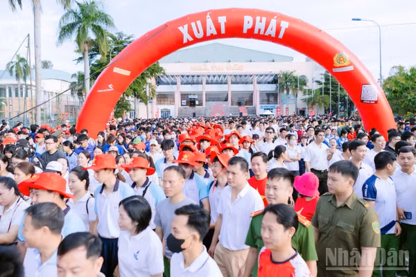 Người dân Đồng Nai hưởng ứng tham gia chương trình đi bộ "Cùng Việt Nam tiến bước".