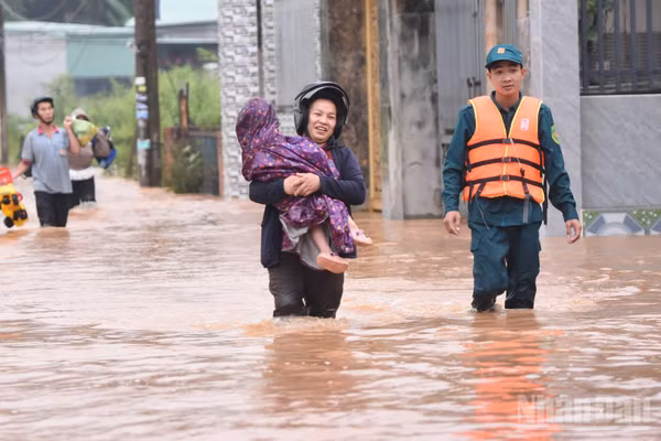 Cuộc sống người dân phường Phước Tân bị đảo lộn do ngập nước sâu ngày 11/9.