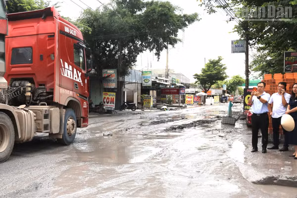Lãnh đạo phường Long Thành kiểm tra hiện trường, chỉ đạo sửa chữa khắc phục tạm tuyến đường Bưng Môn, ảnh chụp ngày 31/7. (Ảnh: THIÊN VƯƠNG)