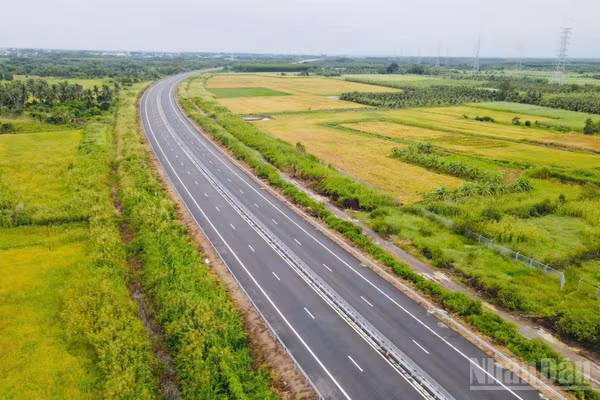 Cao tốc Bến Lức-Long Thành kết nối giao thông Đông Nam Bộ với Tây Nam Bộ.