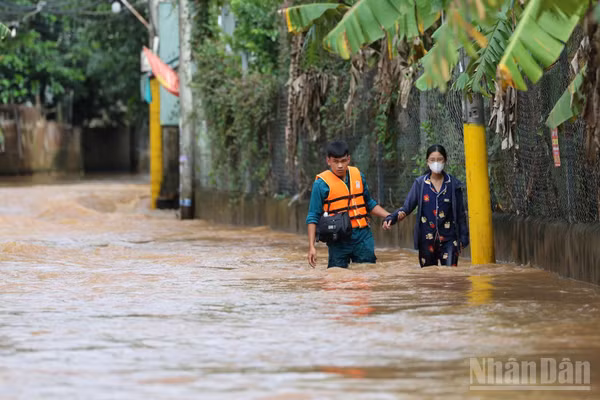 Lãnh đạo thành phố Đồng Nai yêu cầu các đơn vị liên quan tìm giải pháp xử lý dứt điểm tình trạng ngập úng tại khu vực sông Buông, phường Phước Tân. (Ảnh: THIÊN VƯƠNG)