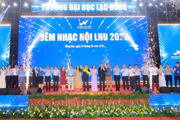 Lãnh đạo thành phố Đồng Nai chúc mừng Ngày hội chào đón tân sinh viên năm 2026 của Trường đại học Lạc Hồng. (Ảnh: LẠC HỒNG)