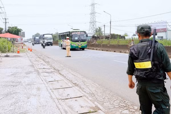Lực lượng Cục Cảnh sát giao thông và Phòng Cảnh sát giao thông Công an thành phố Đồng Nai tuần tra, kiểm soát trên tuyến Quốc lộ 1A. (Ảnh: Thanh Hiên)