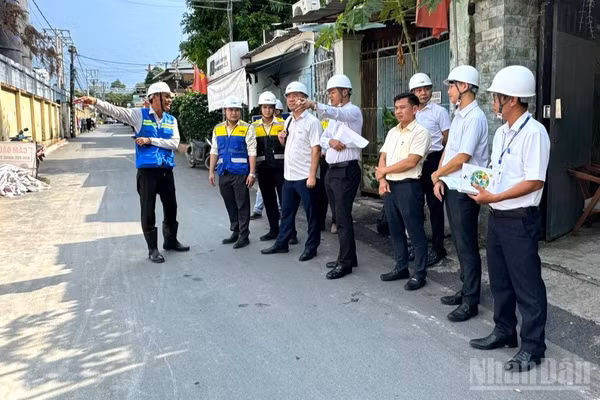 Đại diện Sở Xây dựng và lãnh đạo Ủy ban nhân dân phường Tam Hiệp kiểm tra tại dự án chiều 12/10. (Ảnh: TK)