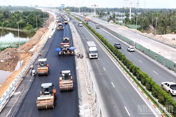 Các nhà thầu huy động hàng trăm phương tiện cơ giới thi công tổng lực mở rộng cao tốc Thành phố Hồ Chí Minh-Long Thành.