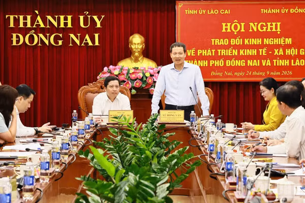 Quang cảnh buổi làm việc giữa Ban Thường vụ Thành ủy Đồng Nai và Ban Thường vụ Tỉnh ủy Lào Cai. (Ảnh: THIÊN VƯƠNG)