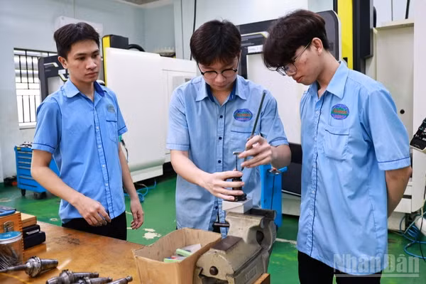 Sinh viên Trường Cao đẳng Công nghệ quốc tế Lilama 2 trong giờ học thực hành. (Ảnh: TV) 