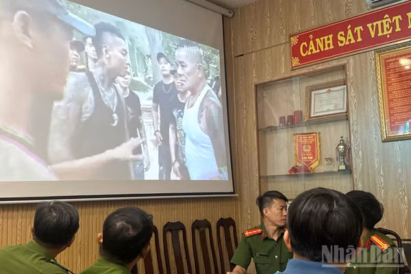 Cơ quan chức họp bàn xử lý bộ phim mang tính bạo lực của các đối tượng làm để đăng tải mạng xã hội. (Ảnh: THIÊN VƯƠNG)