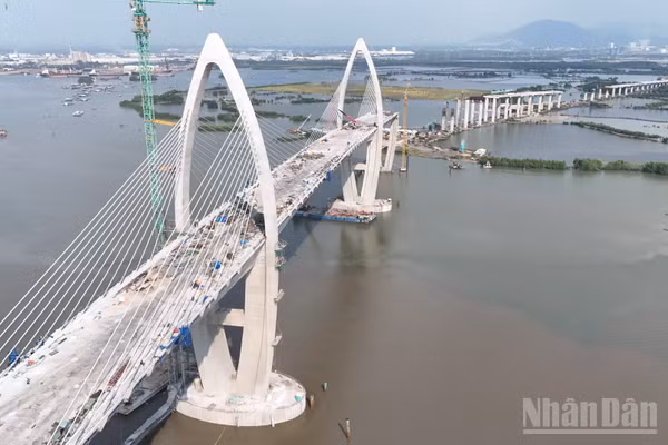 Cầu Phước An nối thành phố Đồng Nai với Thành phố Hồ Chí Minh. (Ảnh: THIÊN VƯƠNG)