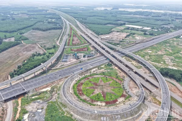 Các tuyến đường kết nối sân bay Long Thành đang được đẩy nhanh tiến độ để hoàn thành.