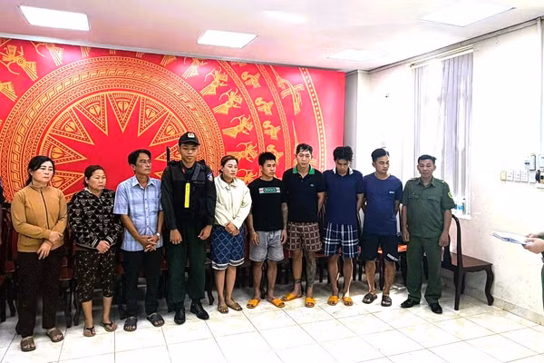Cán bộ Cơ quan Cảnh sát điều tra Công an thành phố Đồng Nai đọc lệnh khởi tố, bắt tạm giam 9 bị can. (Ảnh: Công an thành phố Đồng Nai)