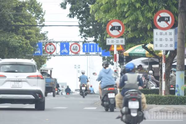 Biển cấm xe tải các khung giờ trên đường Đồng Khởi, thành phố Đồng Nai. (Ảnh: THIÊN VƯƠNG)