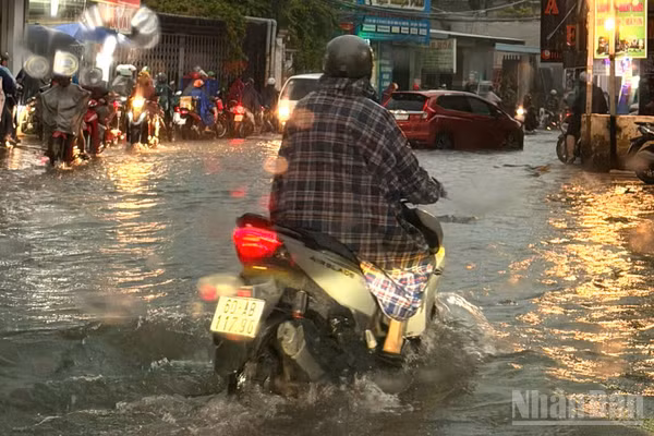 Mưa lớn gây ngập sâu trên tuyến đường vào phường Trảng Dài. (Ảnh: THIÊN VƯƠNG)