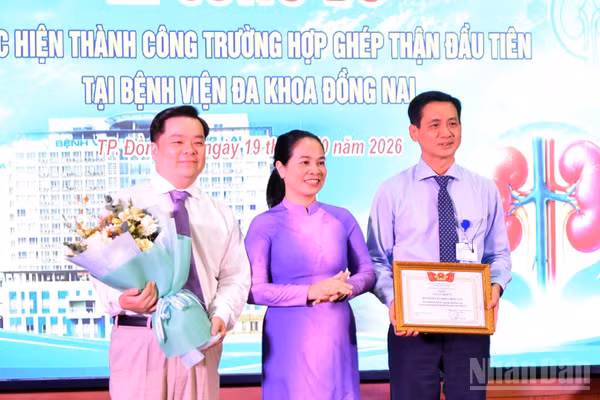 Giám đốc Sở Y tế Đồng Nai Đỗ Thị Nguyên tặng giấy khen cho Bệnh viện đa khoa Đồng Nai vì có thành tích trong quá trình chuẩn bị, phối hợp và thực hiện thành công ca ghép thận đầu tiên. (Ảnh: THIÊN VƯƠNG)
