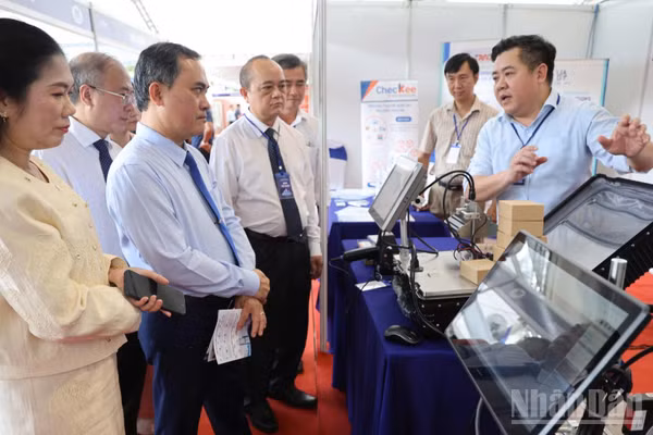 Lãnh đạo thành phố Đồng Nai và các đại biểu tham quan gian hàng sản phẩm công nghệ số tại triển lãm. (Ảnh: THIÊN VƯƠNG)