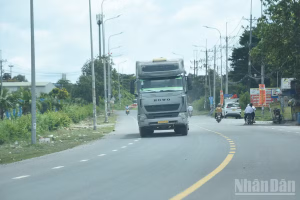 Xe tải lưu thông trên đường Đồng Khởi, thành phố Đồng Nai. (Ảnh: THIÊN VƯƠNG)