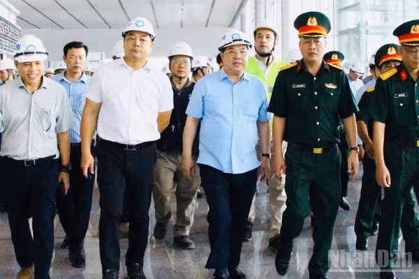 Phó Thủ tướng Thường trực Chính phủ Phạm Gia Túc thị sát nhà ga hành khách sân bay Long Thành.