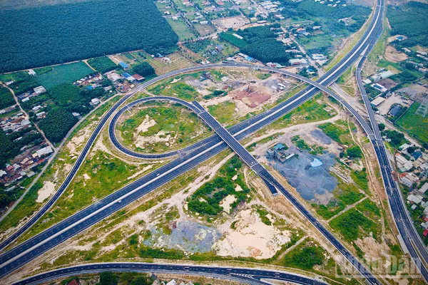 Nút giao Tân Hiệp là điểm kết nối giữa cao tốc Bến Lức-Long Thành và cao tốc Biên Hòa-Vũng Tàu. 