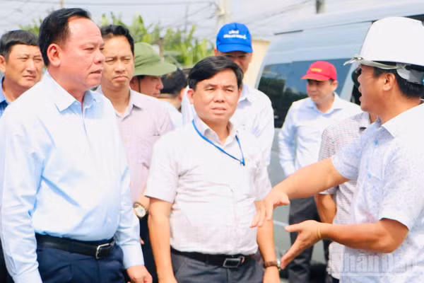 Đồng chí Võ Tấn Đức, Phó Bí thư Thành ủy, Trưởng Ban Chỉ đạo thực hiện công tác bồi thường, giải phóng mặt bằng và hỗ trợ tái định cư thành phố Đồng Nai (bên trái) kiểm tra công tác giải phóng mặt bằng, tiến độ dự án đường kết nối sân bay Long Thành.