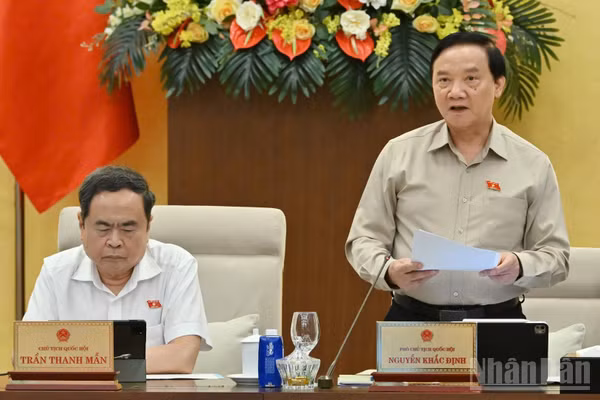 Phó Chủ tịch Quốc hội Nguyễn Khắc Định điều hành phiên thảo luận về dự án Luật Phổ biến, giáo dục pháp luật (sửa đổi). (Ảnh: THỦY NGUYÊN)