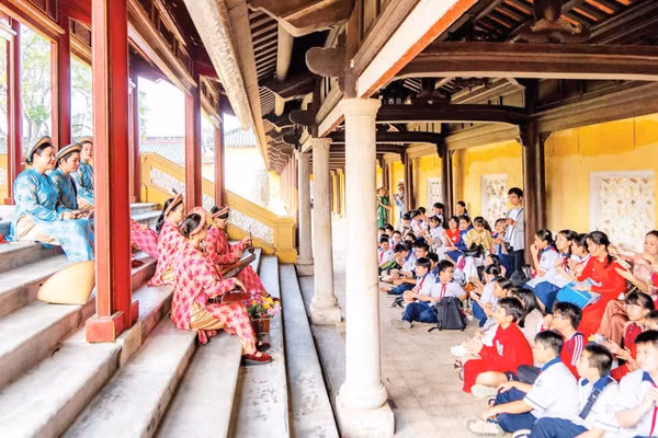 Thành phố Huế đẩy mạnh chương trình phối hợp giáo dục di sản đối với học sinh.