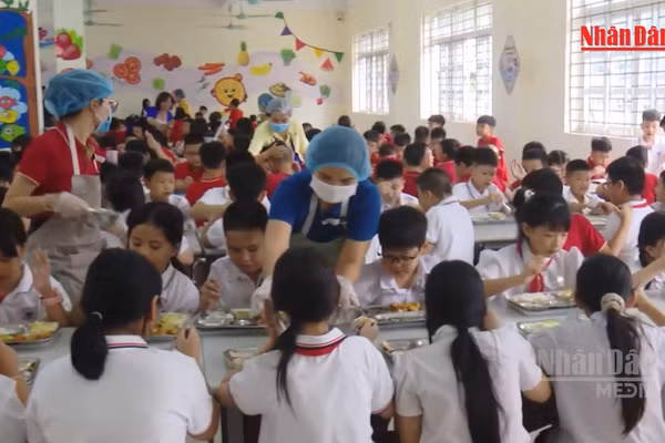 [Video] Tăng cường bảo đảm an toàn, chất lượng bữa ăn bán trú trong trường học