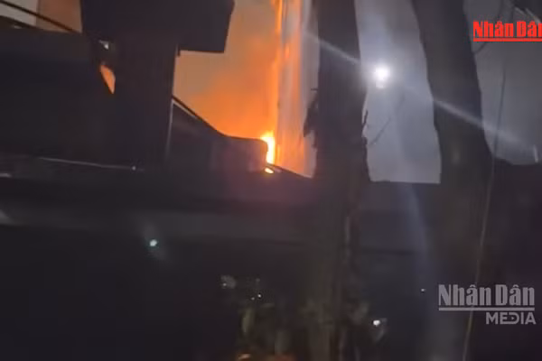 [Video] Cháy nhà trong đêm ở Hà Nội, 5 người tử vong