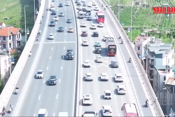 [Video] Hà Nội gỡ biển báo khoảng cách an toàn trên cầu Nhật Tân