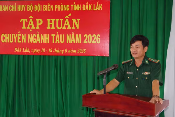 Thượng tá Đỗ Trọng Đại, Phó Tham mưu trưởng Ban Chỉ huy Bộ đội Biên phòng tỉnh Đắk Lắk phát biểu tại lớp tập huấn. (Ảnh: NGỌC LÂN)