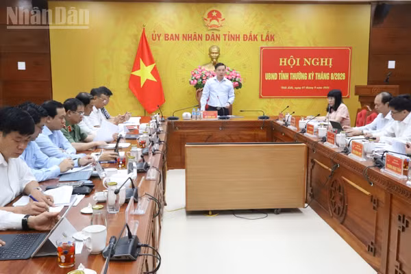 Tại hội nghị thường kỳ tháng 8/2026 của Ủy ban nhân dân tỉnh Đắk Lắk, Chủ tịch Ủy ban nhân dân tỉnh Đắk Lắk Đỗ Hữu Huy yêu cầu Sở Nội vụ khẩn trương rà soát hồ sơ của cán bộ, công chức, viên chức và người lao động được giải quyết theo chính sách này, báo cáo Ủy ban nhân dân tỉnh. (Ảnh CÔNG LÝ)