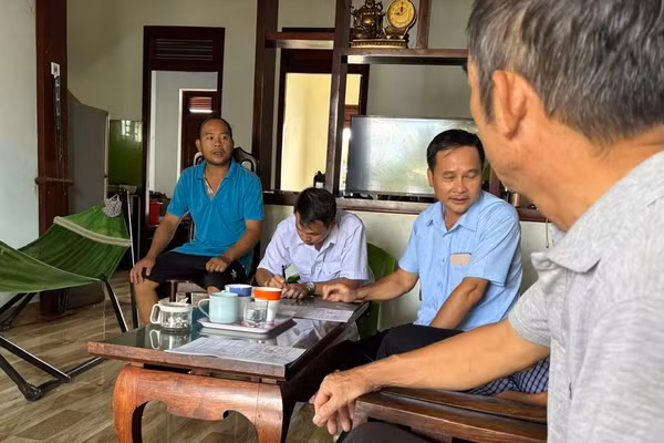 Các cơ quan chức năng phối hợp Trạm Y tế phường Thành Nhất triển khai các biện pháp xử lý ổ dịch và lập danh sách quản lý, theo dõi việc thực hiện phác đồ điều trị dự phòng sau phơi nhiễm đối với 4 trường hợp bị chó cắn. (Ảnh: CTV)