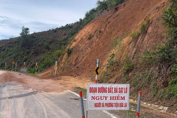 Đội Cảnh sát giao thông đường bộ số 2, Phòng Cảnh sát giao thông Công an tỉnh Đắk Lắk đặt bảng cảnh báo nguy cơ sạt lở đất tại Đèo Phượng Hoàng đoạn Quốc lộ 26 qua xã Ea Trang. (Ảnh: CTV)