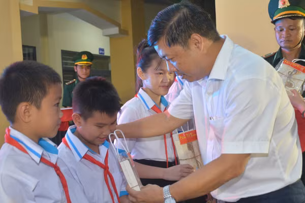 Bí thư Tỉnh ủy Đắk Lắk Lương Nguyễn Minh Triết trao học bổng cho các em học sinh Trường phổ thông nội trú Tiểu học và Trung học cơ sở Ia Lốp. (Ảnh: NGỌC LÂN)