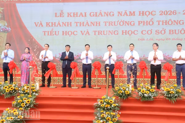 Các đồng chí lãnh đạo tỉnh Đắk Lắk cắt băng khánh thành Trường phổ thông nội trú liên cấp tiểu học và trung học cơ sở Buôn Đôn, xã Buôn Đôn. (Ảnh: CÔNG LÝ)
