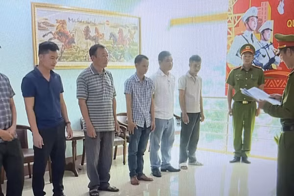 Phòng Cảnh sát kinh tế Công an tỉnh Đắk Lắk thi hành các quyết định khởi tố vụ án, khởi tố bị can. (Ảnh: CTV)