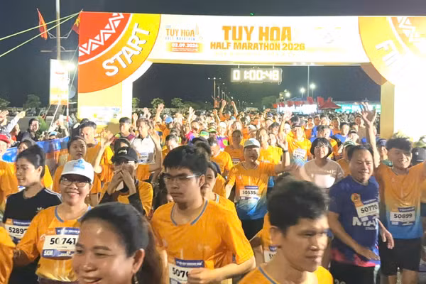 Các vận động viên tham gia Giải chạy Tuy Hòa 2026 “Đón bình minh trên biển”. (Ảnh: CTV)