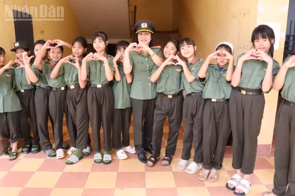 Cả thầy cô và học sinh nhà trường đều mặc trang phục lực lượng Công an nhân dân. (Ảnh: Công Lý)