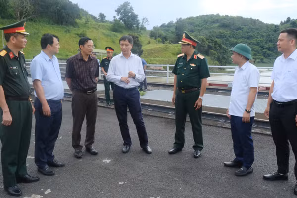 Đoàn công tác của Ban Chỉ đạo Phòng thủ dân sự quốc gia kiểm tra công tác phòng, chống thiên tai và tìm kiếm cứu nạn tại công trình thủy điện Buôn Kuốp. (Ảnh: CTV)