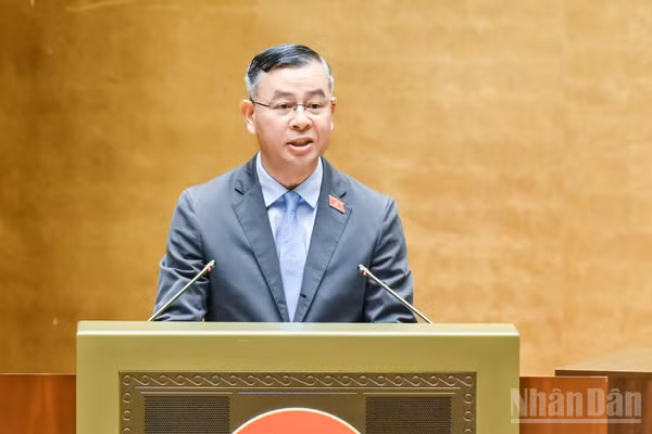 Bộ trưởng Tài chính Ngô Văn Tuấn trình bày báo cáo giải trình, tiếp thu, chỉnh lý dự thảo Luật trước khi Quốc hội biểu quyết thông qua. (Ảnh: DUY LINH)