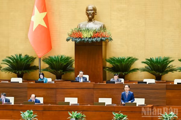 Bộ trưởng Tư pháp Hoàng Thanh Tùng phát biểu giải trình, làm rõ một số vấn đề đại biểu Quốc hội nêu trong phiên thảo luận về dự án Luật Phát triển đô thị sáng 11/8. (Ảnh: DUY LINH) 