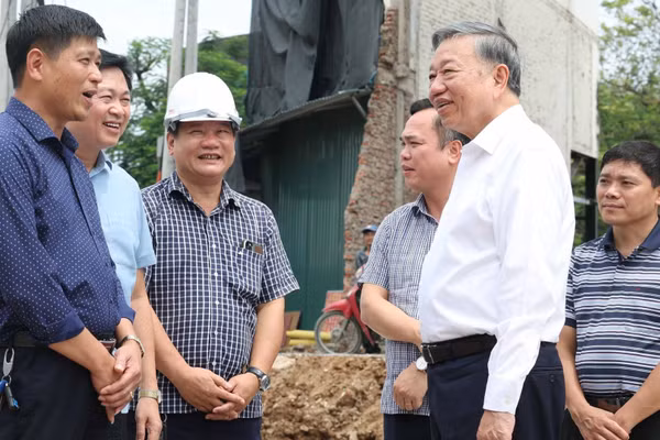 Tổng Bí thư, Chủ tịch nước Tô Lâm đi kiểm tra thực địa tại Dự án đầu tư xây dựng đường Vành đai 1 (đoạn Hoàng Cầu-Voi Phục). (Ảnh: TTXVN)